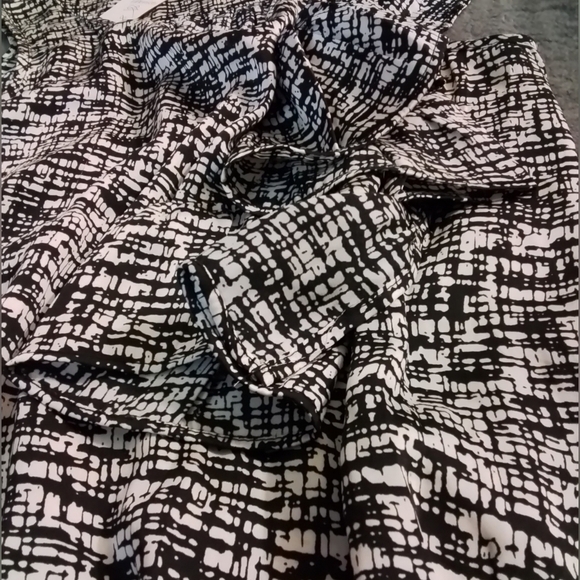 🎊3 FOR $10 YDE STUDIO WOMENS SMALL GREY SHIRT WITH RUFFLES - Picture 2 of 3